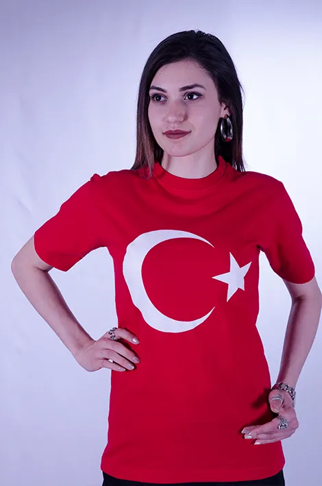 İzmir kurumsal ve toplu sipariş ekipleri için okul töreni baskılı tişört — İlke Tekstil Denizli üretimi