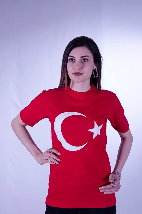 Mersin kurumsal ve toplu sipariş ekipleri için ay-yıldız temalı baskılı tişört — İlke Tekstil Denizli üretimi